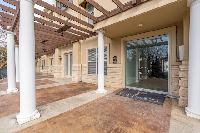 3102 Kings Rd Unit 2104, Dallas, TX 75219 - entrance to property featuring a pergola, stucco siding, and a patio