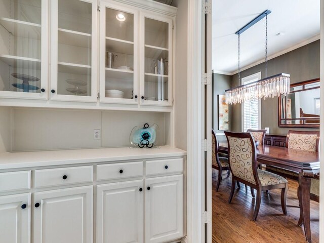 5909 Fossil Ridge Dr, Plano, TX 75093 - dining room featuring a chandelier, light wood-type flooring, and crown molding