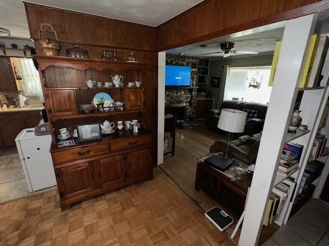 4411 Marigold Trl, Mesquite, TX 75150 - bar area featuring a ceiling fan