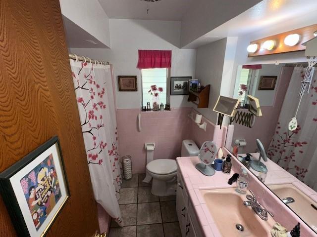 4411 Marigold Trl, Mesquite, TX 75150 - bathroom with vanity, tile patterned flooring, plenty of natural light, wainscoting, and curtained shower