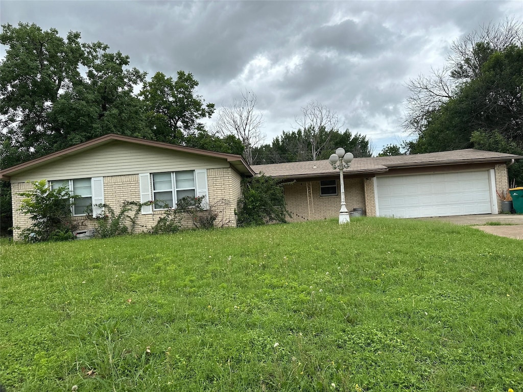 112 E Dawn Dr, Robinson, TX 76706 - single story home featuring brick siding, a garage, and a front lawn