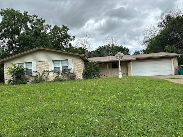 112 E Dawn Dr, Robinson, TX 76706 - single story home featuring brick siding, a garage, and a front lawn