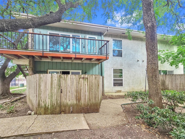6620 Eastridge Dr Unit 219, Dallas, TX 75231 - rear view of house with a balcony