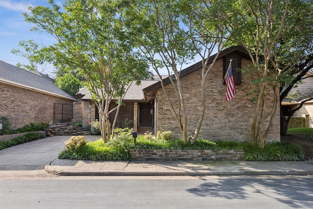 6250 Twin Oaks Cir, Dallas, TX 75240 - view of front facade featuring brick siding