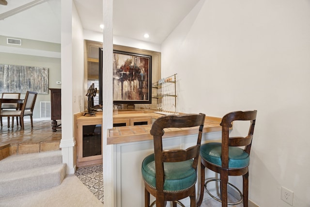 6250 Twin Oaks Cir, Dallas, TX 75240 - indoor wet bar with carpet floors and recessed lighting