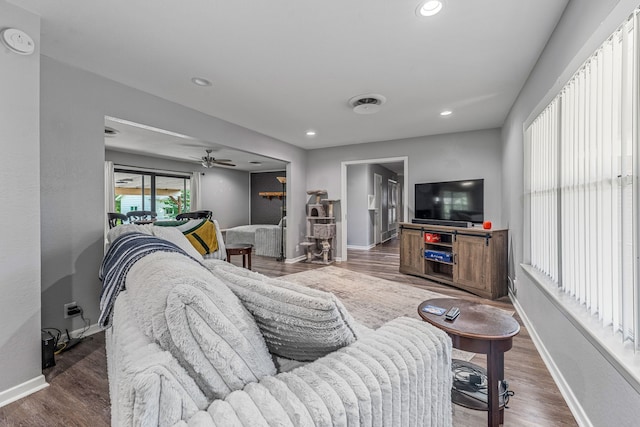 1007 College Ave, Glen Rose, TX 76043 - living room with wood finished floors, a ceiling fan, and recessed lighting