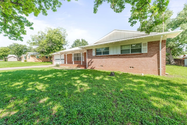 1007 College Ave, Glen Rose, TX 76043 - ranch-style home featuring board and batten siding, a garage, a front yard, brick siding, and crawl space