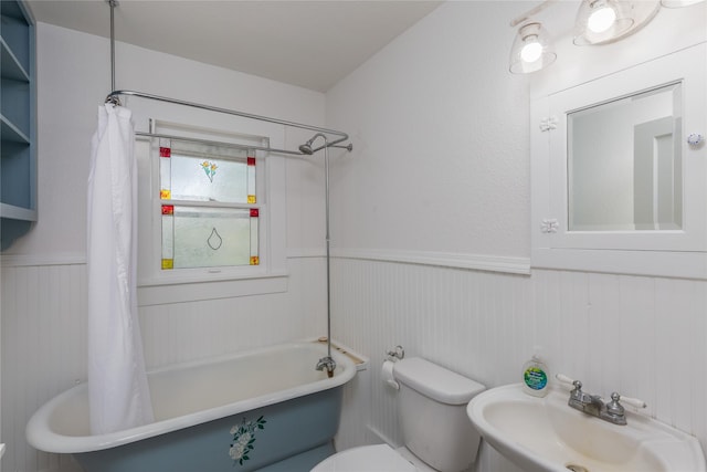 4525 Midway Rd, Weatherford, TX 76085 - full bath with wainscoting and shower / tub combo