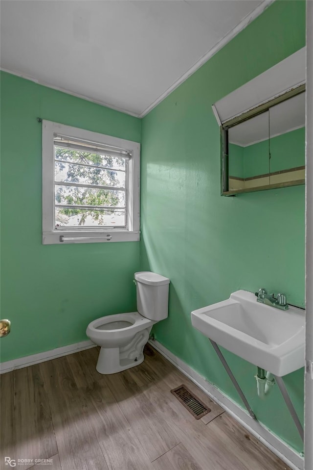 538 Dalzell St, Shreveport, LA 71104 - bathroom with wood finished floors and crown molding