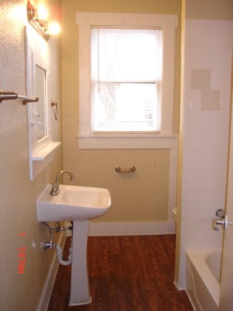 111 N Winnetka Ave, Dallas, TX 75208 - full bathroom with wood finished floors and shower / tub combination