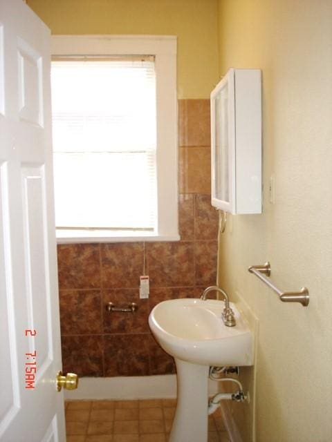 111 N Winnetka Ave, Dallas, TX 75208 - bathroom featuring tile patterned flooring and tile walls
