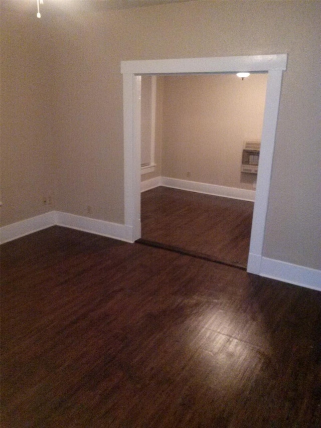 111 N Winnetka Ave, Dallas, TX 75208 - unfurnished room featuring dark wood-style flooring and baseboards