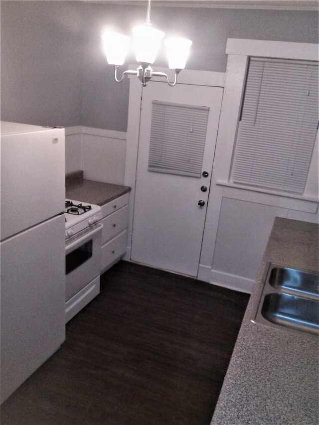 111 N Winnetka Ave, Dallas, TX 75208 - kitchen featuring white appliances, a chandelier, and dark wood finished floors
