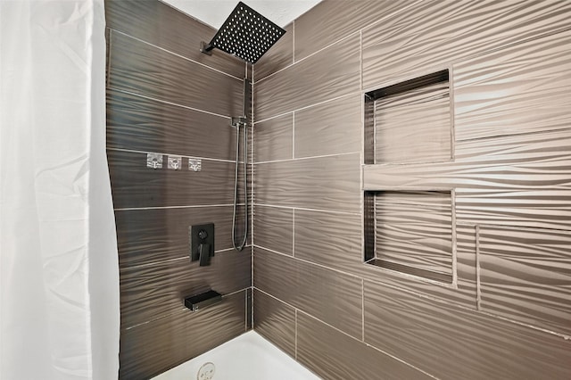 826 E Cherry St, Duncanville, TX 75116 - full bath featuring shower / bath combo with shower curtain