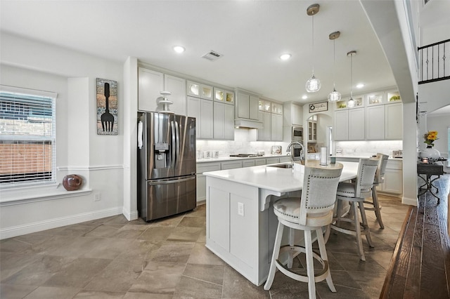 9840 El Colina Dr, Fort Worth, TX 76179 - kitchen with stainless steel appliances, backsplash, light countertops, a center island with sink, and recessed lighting
