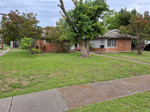 12634 Templeton Trl, Farmers Branch, TX 75234 - view of front facade with brick siding and a front yard