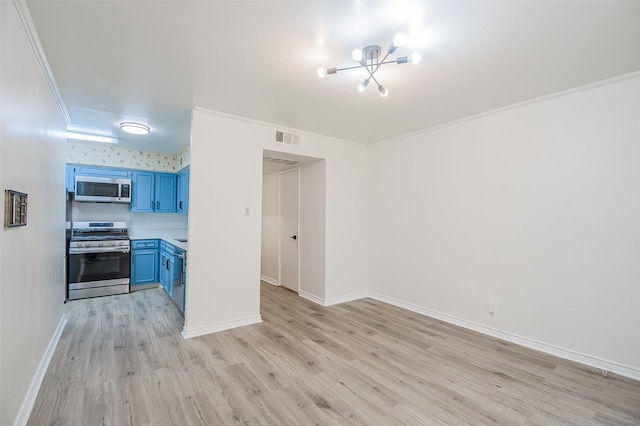5907 Copperwood Ln Unit 1138, Dallas, TX 75248 - kitchen with stainless steel range with gas stovetop, blue cabinetry, a chandelier, light wood-type flooring, and crown molding