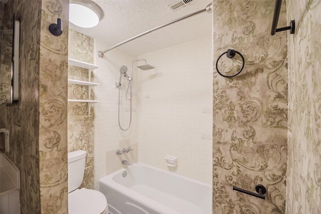 5907 Copperwood Ln Unit 1138, Dallas, TX 75248 - bathroom featuring bathtub / shower combination and a textured ceiling