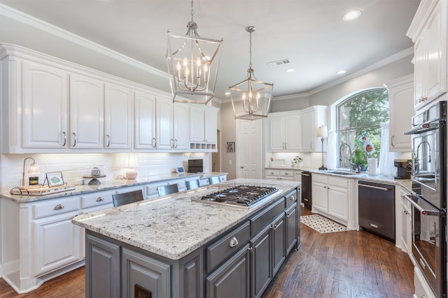 11640 Mesa Verde Dr, Frisco, TX 75033 - kitchen featuring stainless steel appliances, white cabinetry, a center island, a chandelier, and recessed lighting