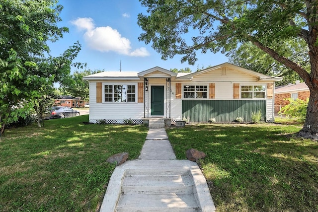 736 Wilson St, Denton, TX 76205 - bungalow featuring a front yard