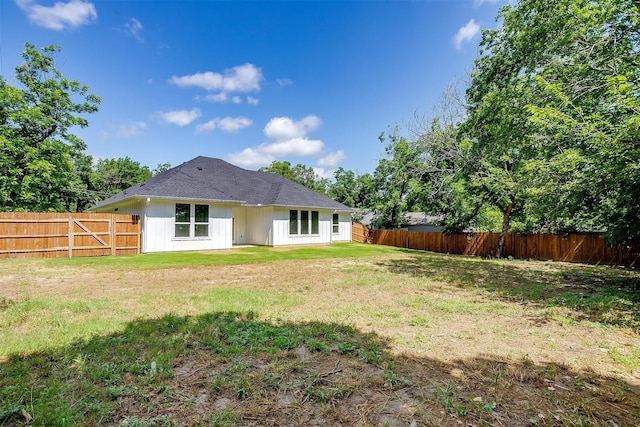 507 S 4th St, Grandview, TX 76050 - back of property with a fenced backyard and board and batten siding