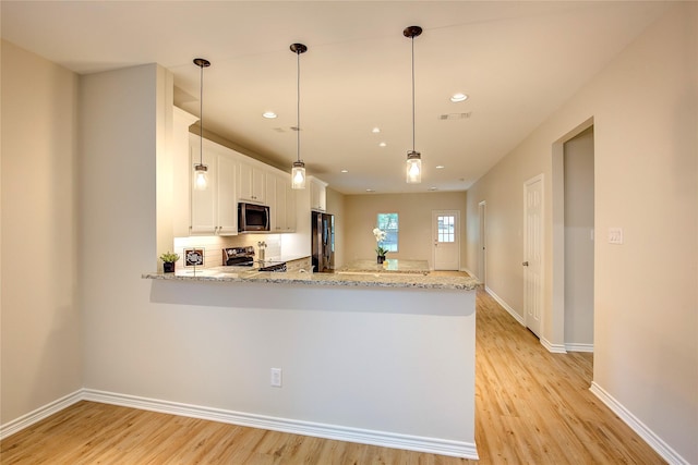 109 W Damon St, Terrell, TX 75160 - kitchen with appliances with stainless steel finishes, light wood finished floors, white cabinets, a peninsula, and recessed lighting