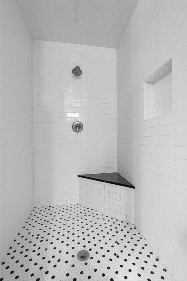 7422 Foxworth Dr, Dallas, TX 75248 - full bath featuring tiled shower and tile walls