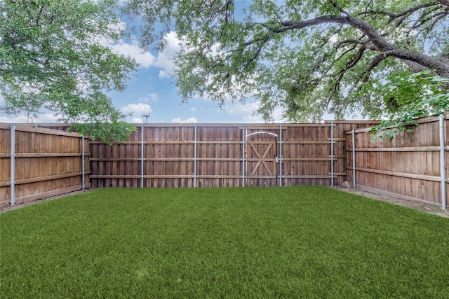 9707 Highland View Dr, Dallas, TX 75238 - fenced backyard with a gate