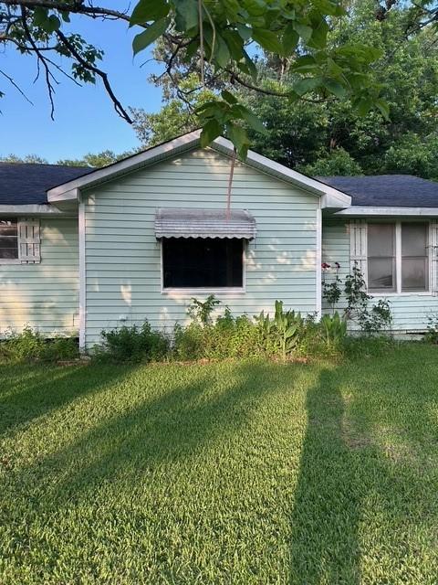 1330 Palmetto Rd, Benton, LA 71006 - view of side of home with a lawn