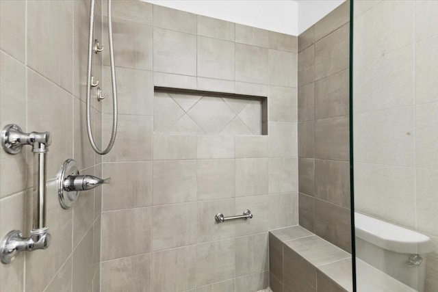 5521 Alta Verde Cir, Arlington, TX 76017 - bathroom featuring tiled shower