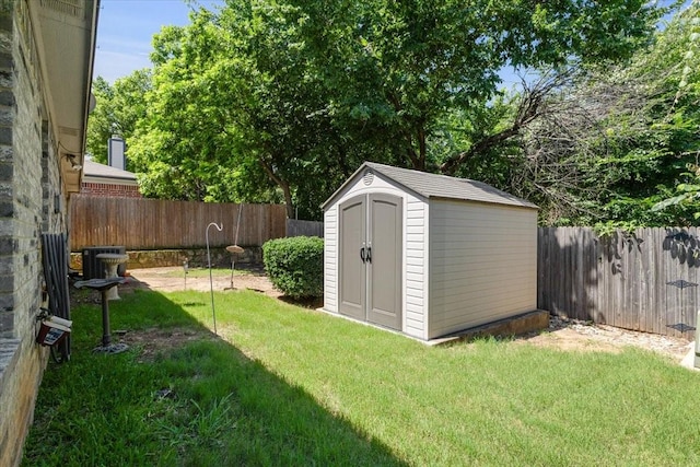 5521 Alta Verde Cir, Arlington, TX 76017 - fenced backyard with a shed
