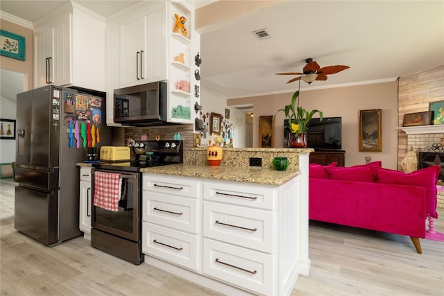 874 Havenbrook Dr, Arlington, TX 76001 - kitchen with electric range, freestanding refrigerator, light wood finished floors, ceiling fan, and ornamental molding