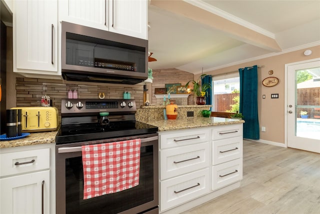 874 Havenbrook Dr, Arlington, TX 76001 - kitchen with appliances with stainless steel finishes, plenty of natural light, decorative backsplash, white cabinetry, and crown molding