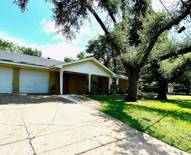 307 E 5th St, Kaufman, TX 75142 - single story home featuring an attached garage, a front lawn, driveway, and a porch