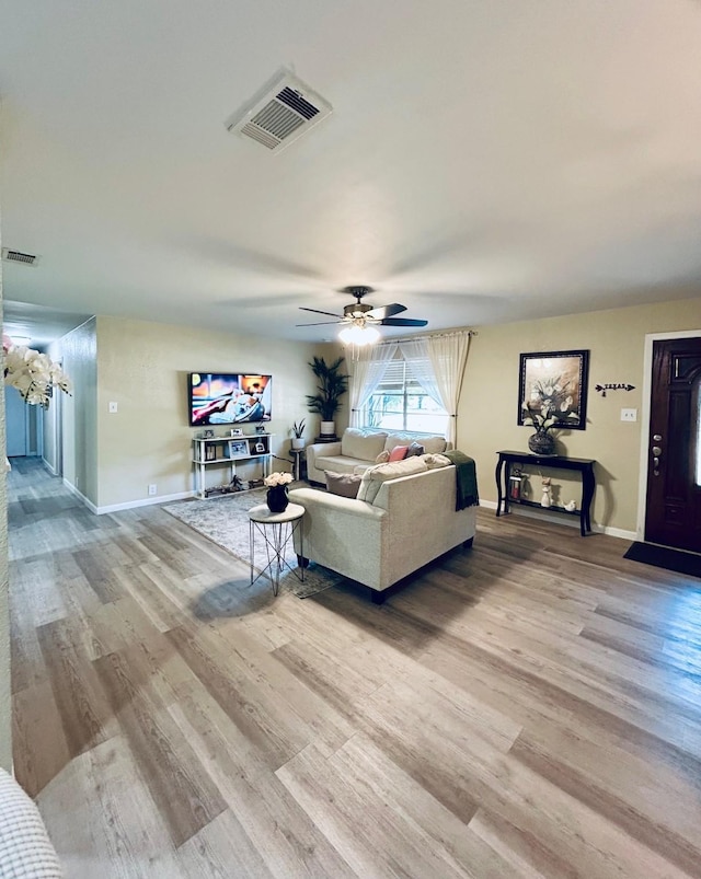 307 E 5th St, Kaufman, TX 75142 - living area featuring wood finished floors and a ceiling fan