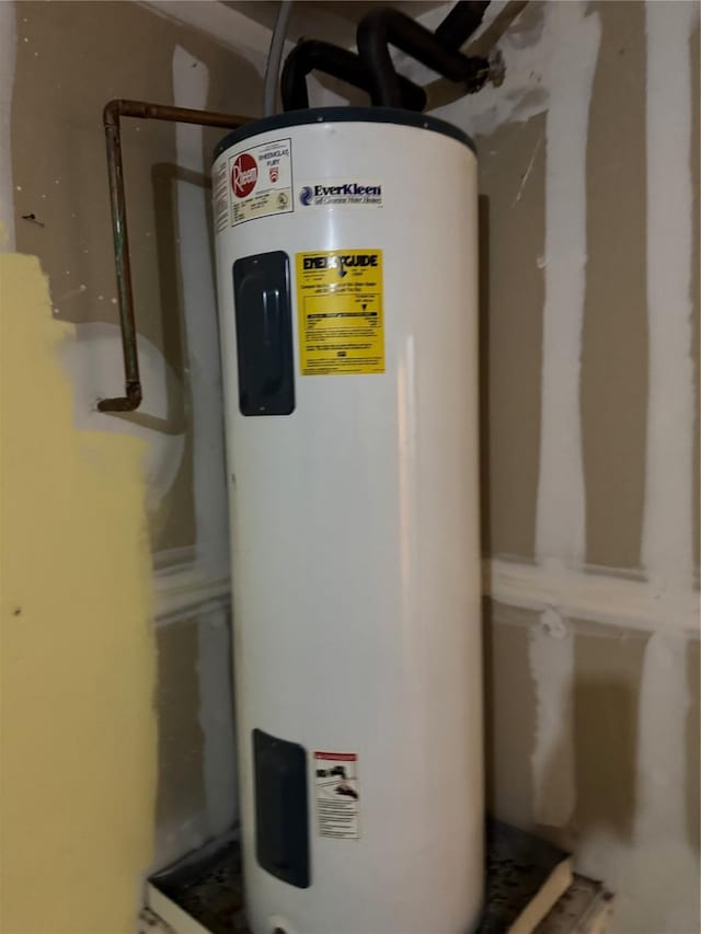 3048 Saint Ursula Dr, Dallas, TX 75233 - utilities featuring water heater