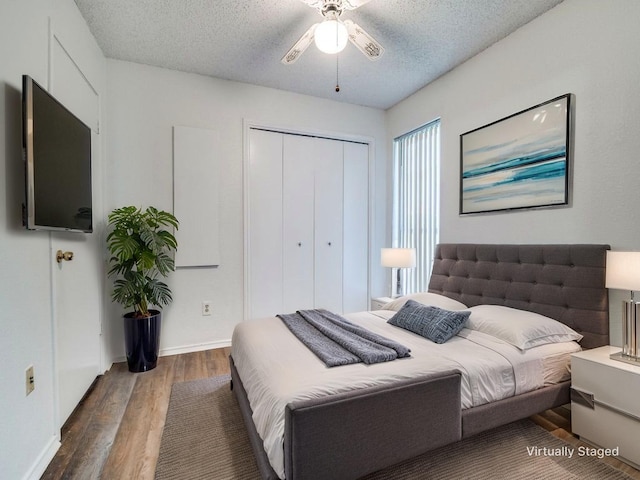 2705 Independence Dr, Mesquite, TX 75150 - bedroom featuring wood finished floors, a closet, a textured ceiling, and ceiling fan