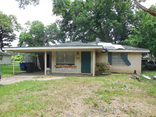 841 Huntington Ln, Shreveport, LA 71106 - view of front of home with an attached carport, a front yard, and driveway