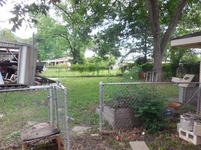 841 Huntington Ln, Shreveport, LA 71106 - view of yard