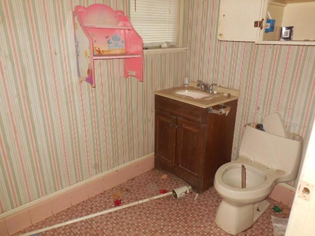 841 Huntington Ln, Shreveport, LA 71106 - bathroom with wallpapered walls, vanity, and tile patterned floors