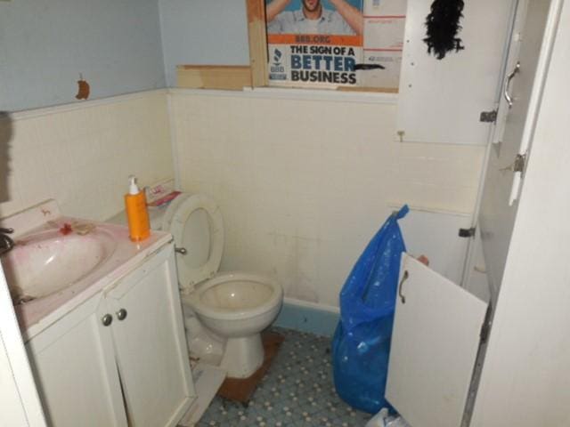 841 Huntington Ln, Shreveport, LA 71106 - bathroom with tile walls, vanity, and wainscoting
