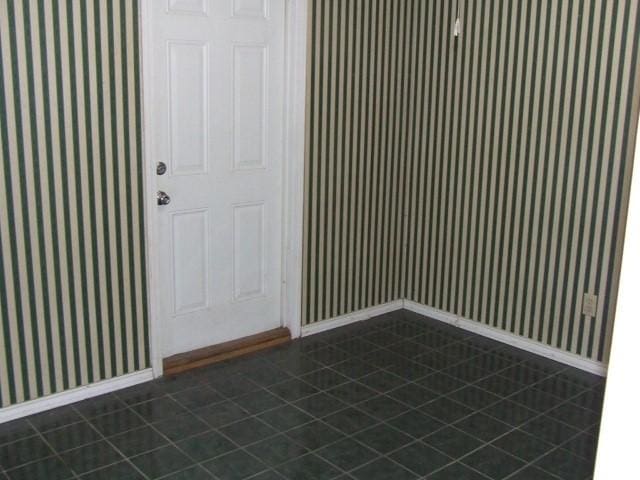 1729 Lindy Ln, Irving, TX 75060 - foyer featuring wallpapered walls
