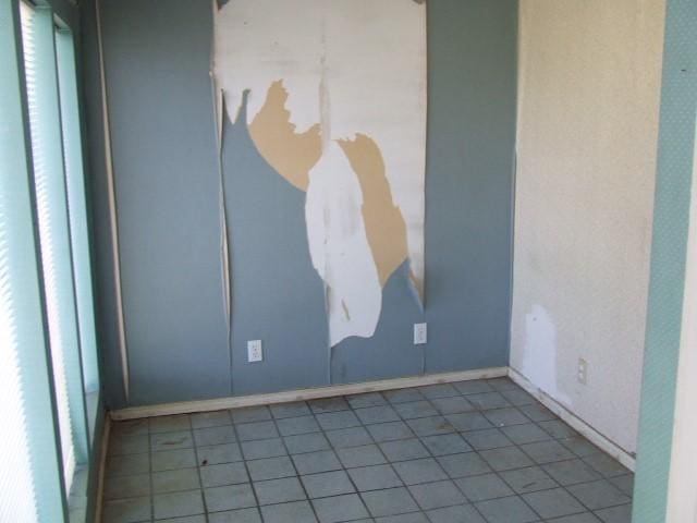 1729 Lindy Ln, Irving, TX 75060 - tiled empty room with baseboards