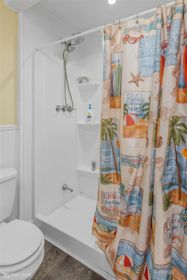 171 Albert Ave, Shreveport, LA 71105 - bathroom featuring curtained shower and a wainscoted wall
