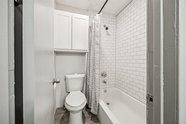 6050 Melody Ln Unit 107, Dallas, TX 75231 - bathroom featuring toilet and shower / tub combo with curtain