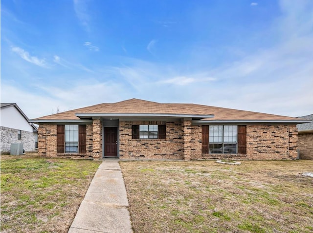 1013 Huntersglen Dr, Mesquite, TX 75150 - view of front facade with brick siding and a front lawn