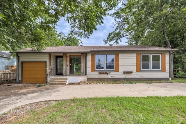 917 W Washington St, Sherman, TX 75092 - view of front facade with a garage and driveway