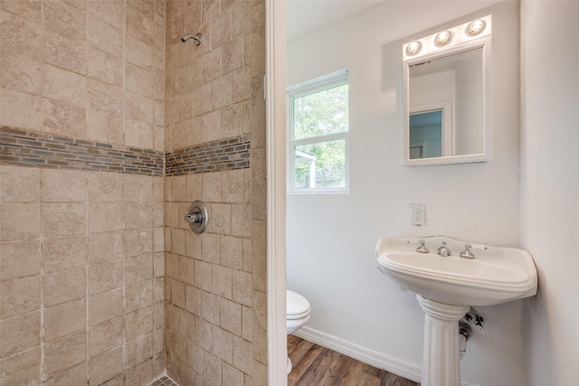 917 W Washington St, Sherman, TX 75092 - bathroom with a tile shower and wood finished floors