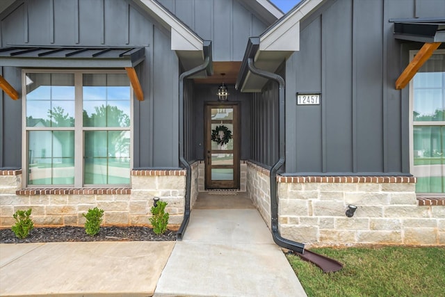 12457 Maplewood Dr, Lindale, TX 75771 - entrance to property featuring board and batten siding and stone siding