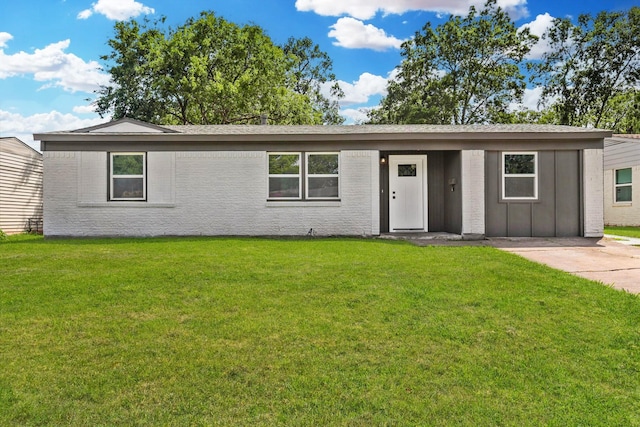 4807 Bedford Dr, Mesquite, TX 75150 - ranch-style house featuring a front lawn and board and batten siding